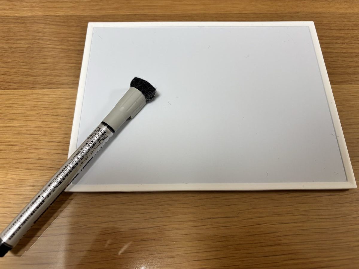 移動中のお絵かき用に入れた、小さなホワイトボードとペン