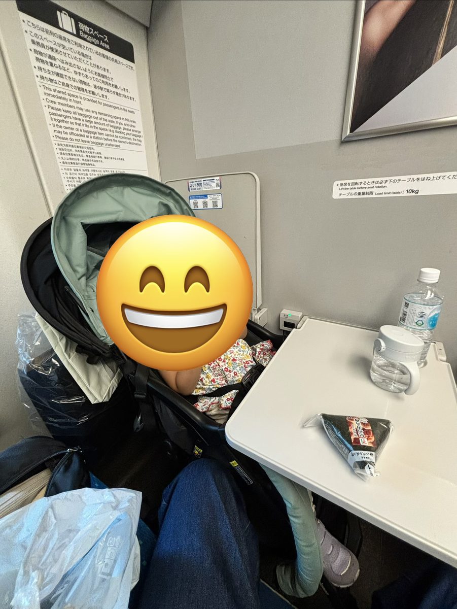 新幹線の最前列の足元スペースに、畳まずにそのまま入れたベビーカー
